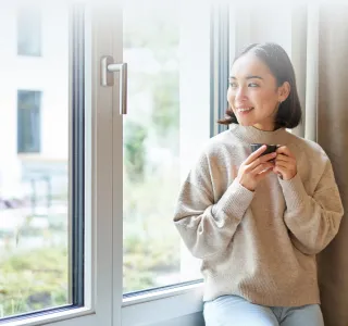 Окна на первом этаже — чем закрыть от посторонних взглядов - фото