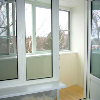 Остекленение балконов пластиковыми окнами REHAU фото